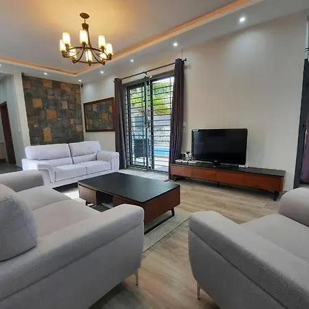 Royal Residence - 4 Bedrooms Villa, 2 Mins To Pereybere Beach.